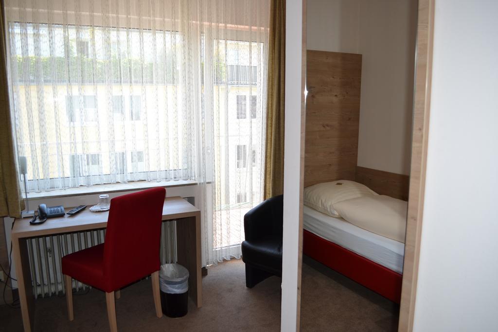 Hotel Minerva Garni Dusseldorf Room photo